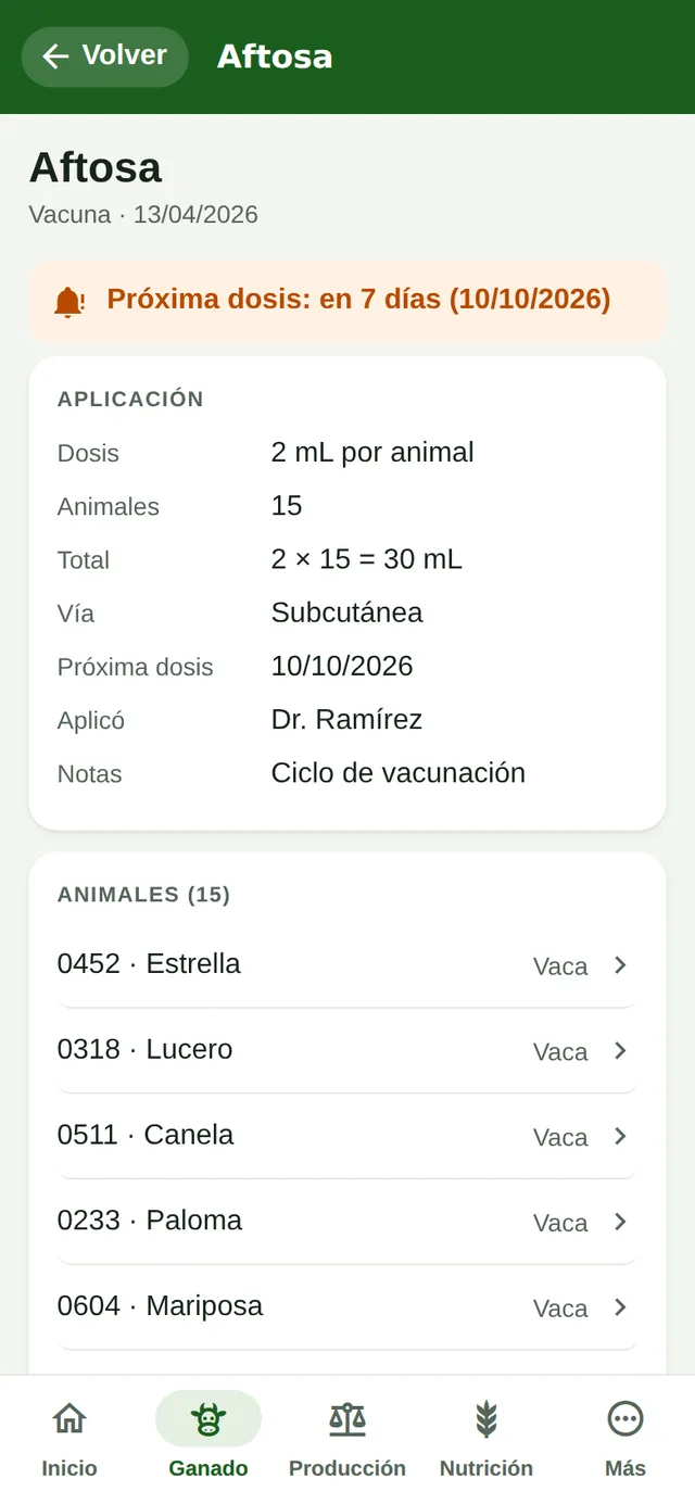 Detalle de una vacuna aftosa en el teléfono: 2 mL por animal por 15 animales, 30 mL en total, y próxima dosis